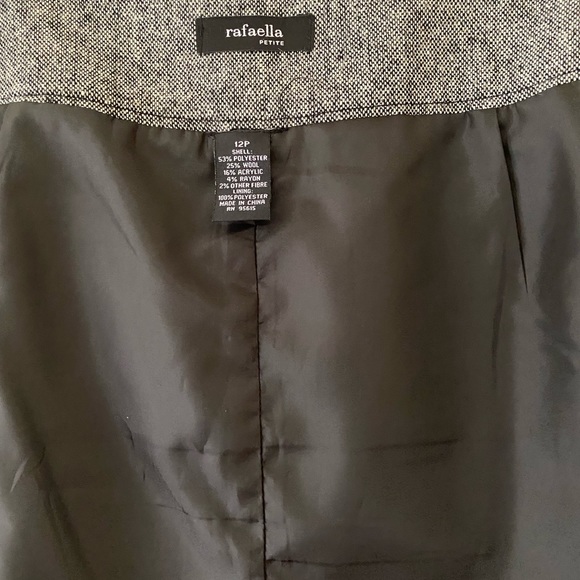 SALE🖤 Gorgeous Skirt - Picture 3 of 5